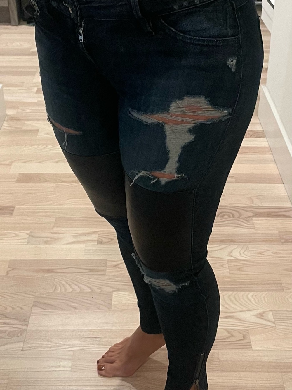 Guess Women’s Skinny Jeans in Dark Blue with Black Knee Panels